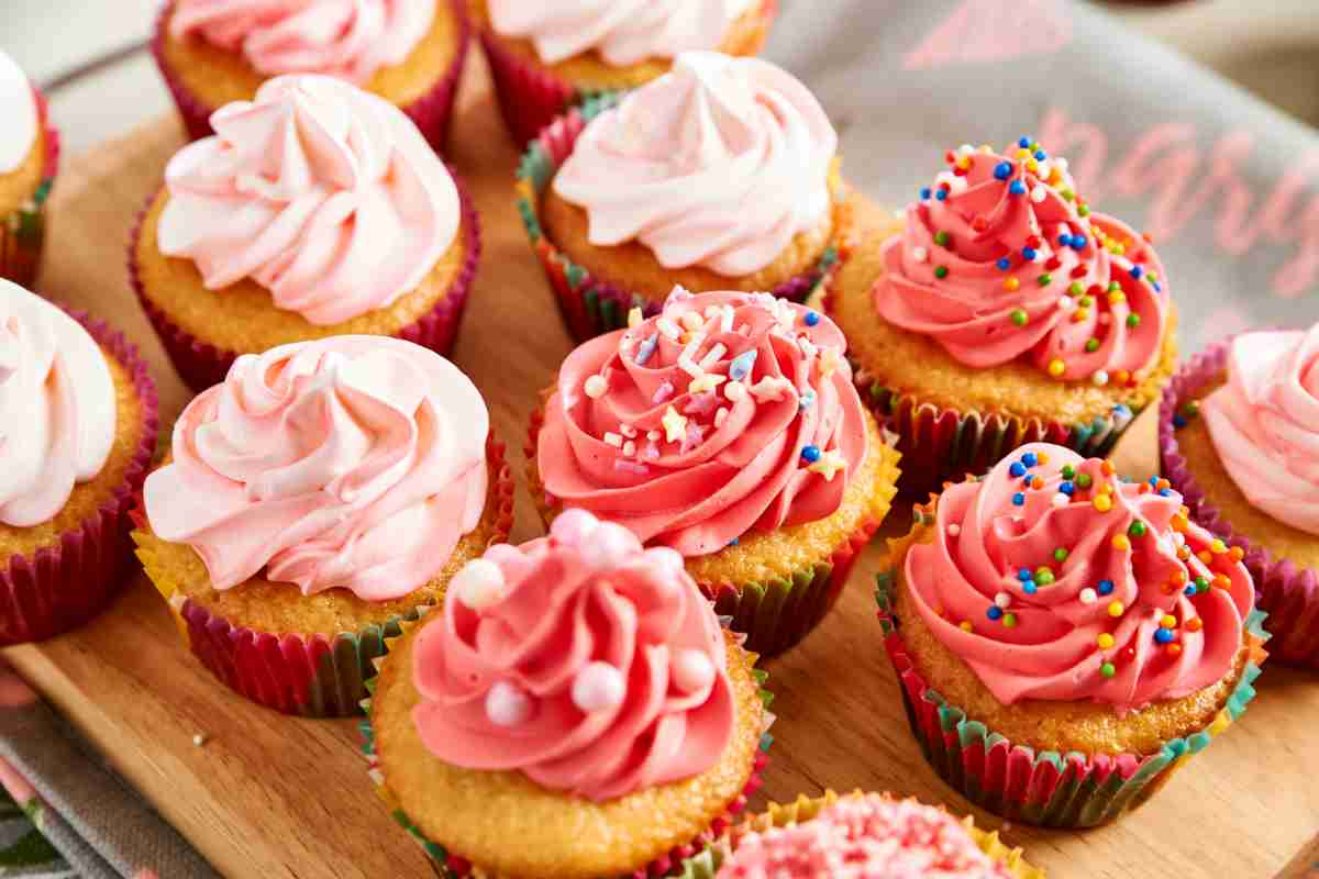 Cupcake su un tagliere di legno preparati con questa ricetta