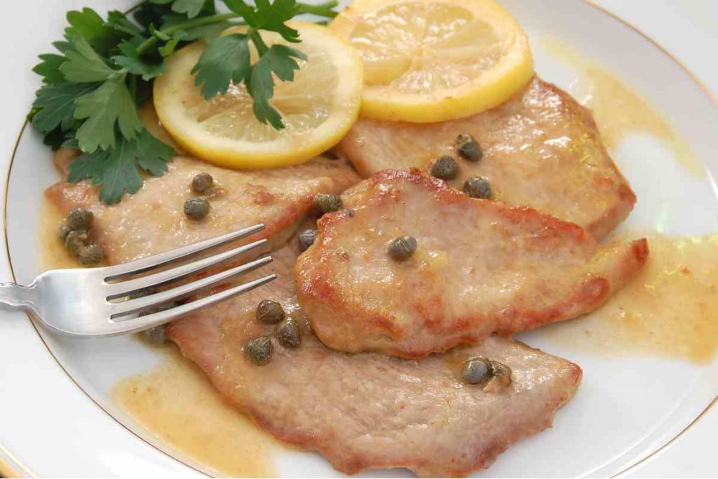 Scaloppine al limone guarnite con capperi