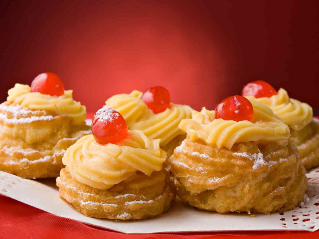 Zeppole di San Giuseppe fritte con crema pasticcera e ciliegina