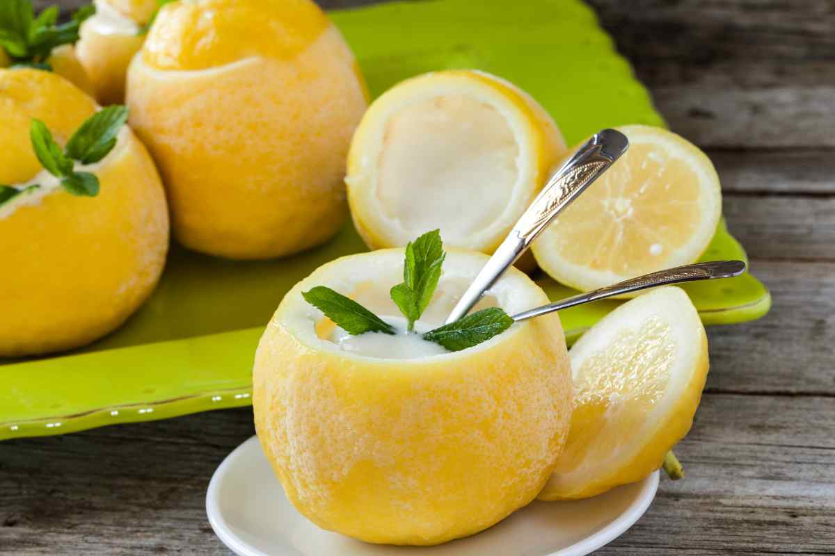Gelato al limone servito in un limone scavato
