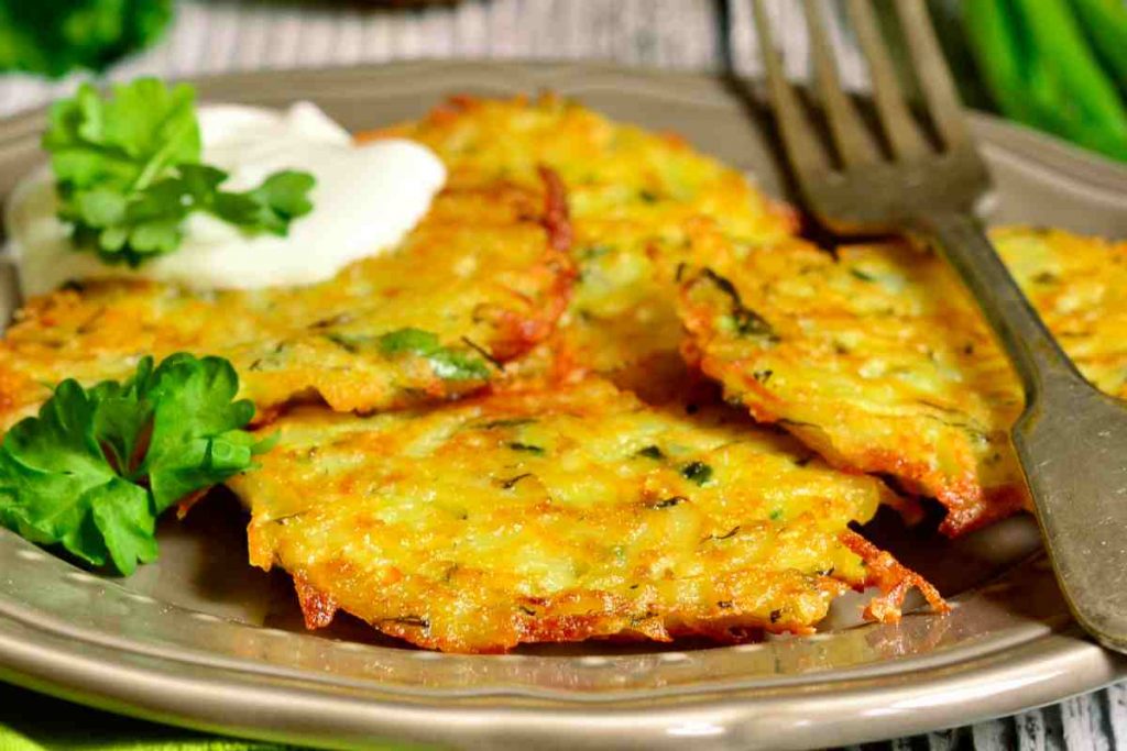 Frittelle di patate e cipolle in un piatto