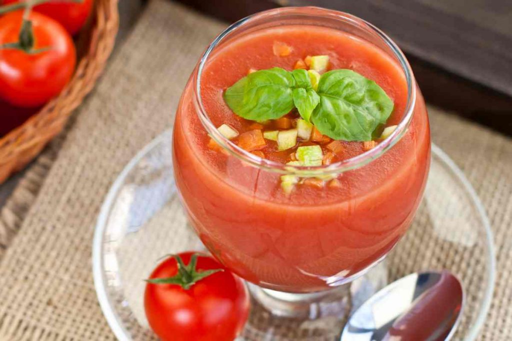 Gazpacho in un bicchiere per ricette estive veloci