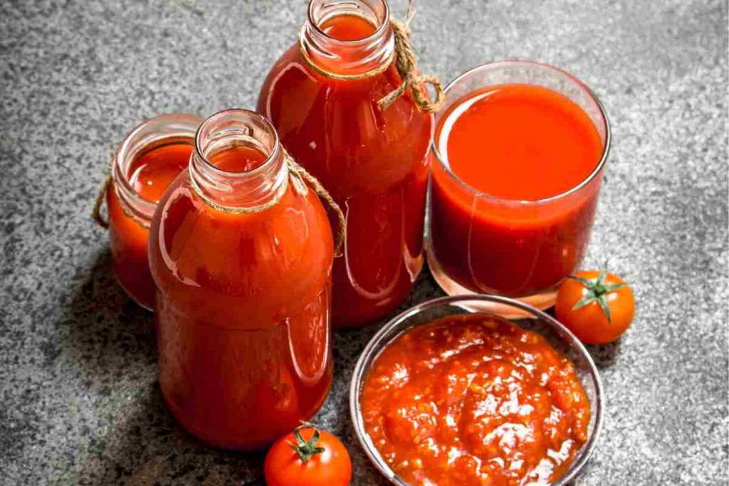 Ricette e trucchi fatti in casa con bottiglie di pomodoro