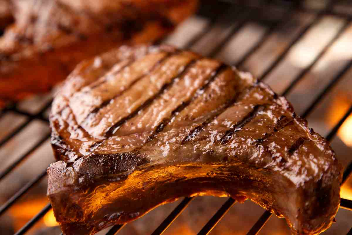 Carne alla brace morbida e succosa sulla griglia con i consigli per la ricetta perfetta