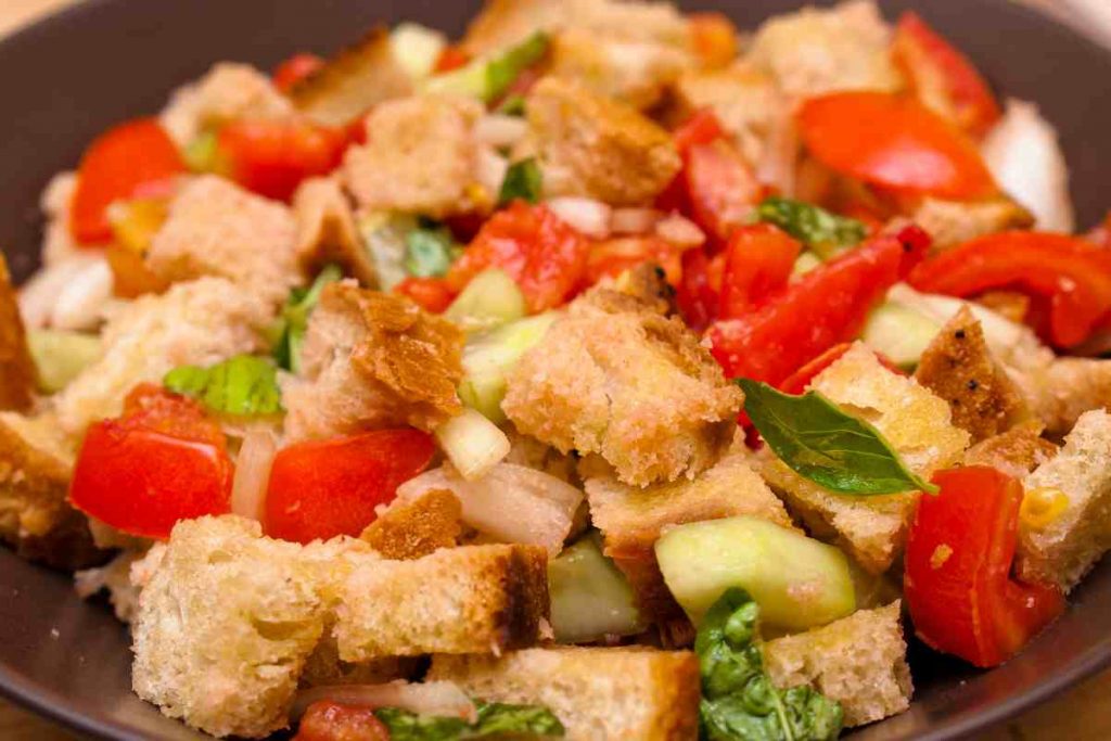 Panzanella toscana in un piatto per insalate estive fredde