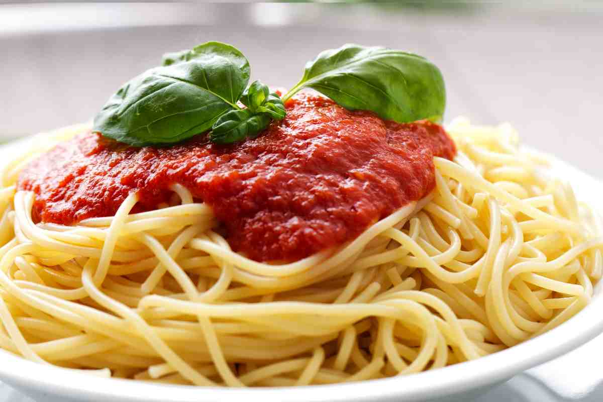 Come si fa il sugo, qui spaghetti con salsa di pomodoro