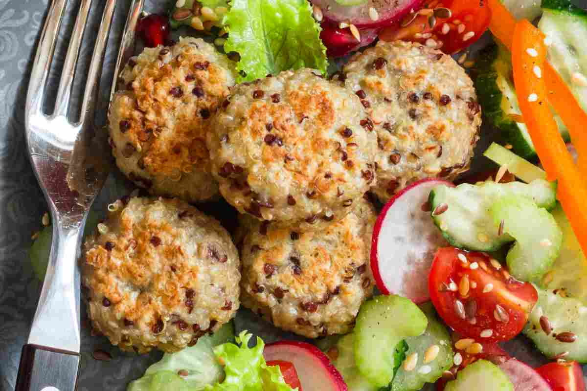 Polpette di quinoa su un piatto con diverse verdure di contorno