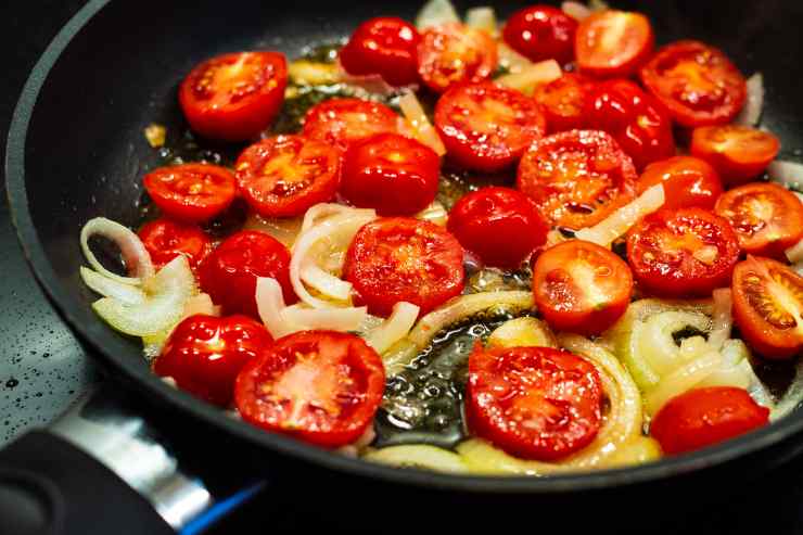 Salsa di pomodorini saltati in padella con cipolle