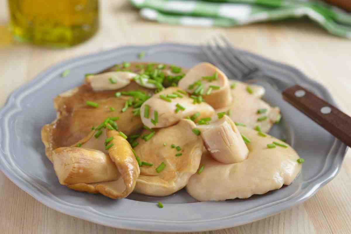 Funghi sott'olio fatti in casa con la ricetta della nonna messi in un piatto