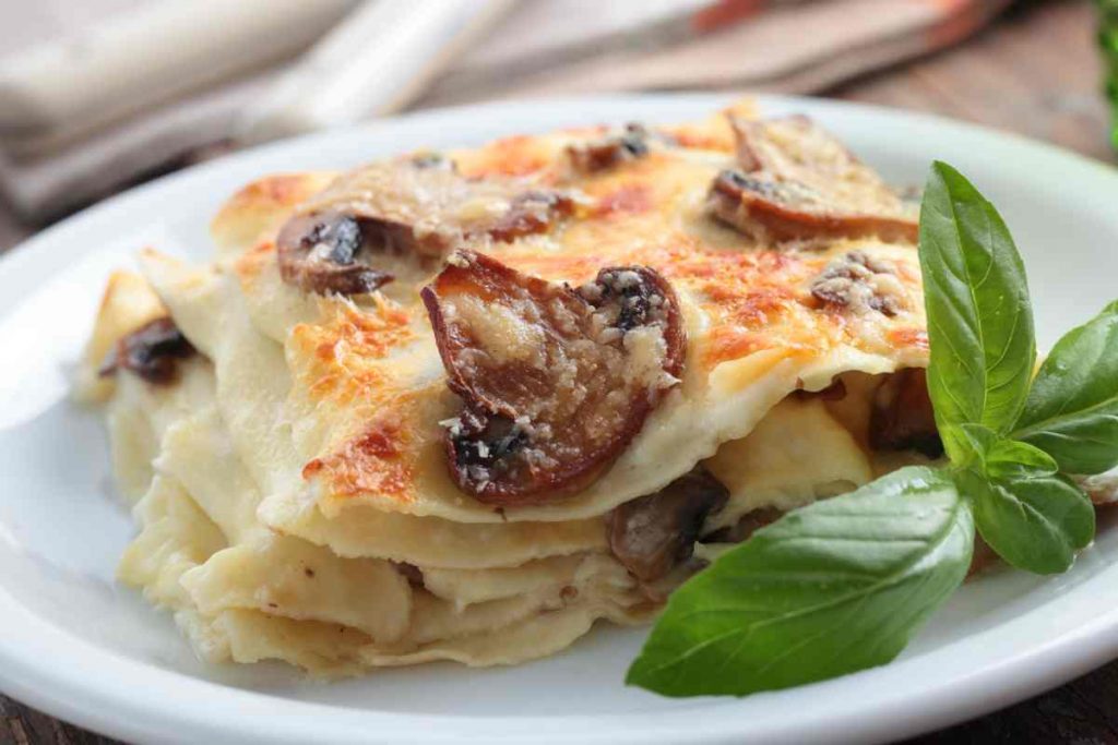 Un pezzo di lasagne ai funghi bianchi su un piatto