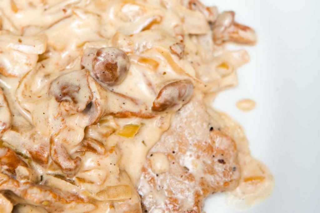 Scaloppine ai funghi cremose con panna in un piatto