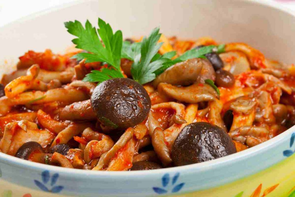 Salsa ai funghi porcini in una ciotola