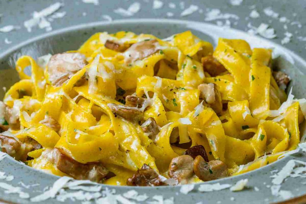 Tagliatelle ai funghi porcini su un piatto