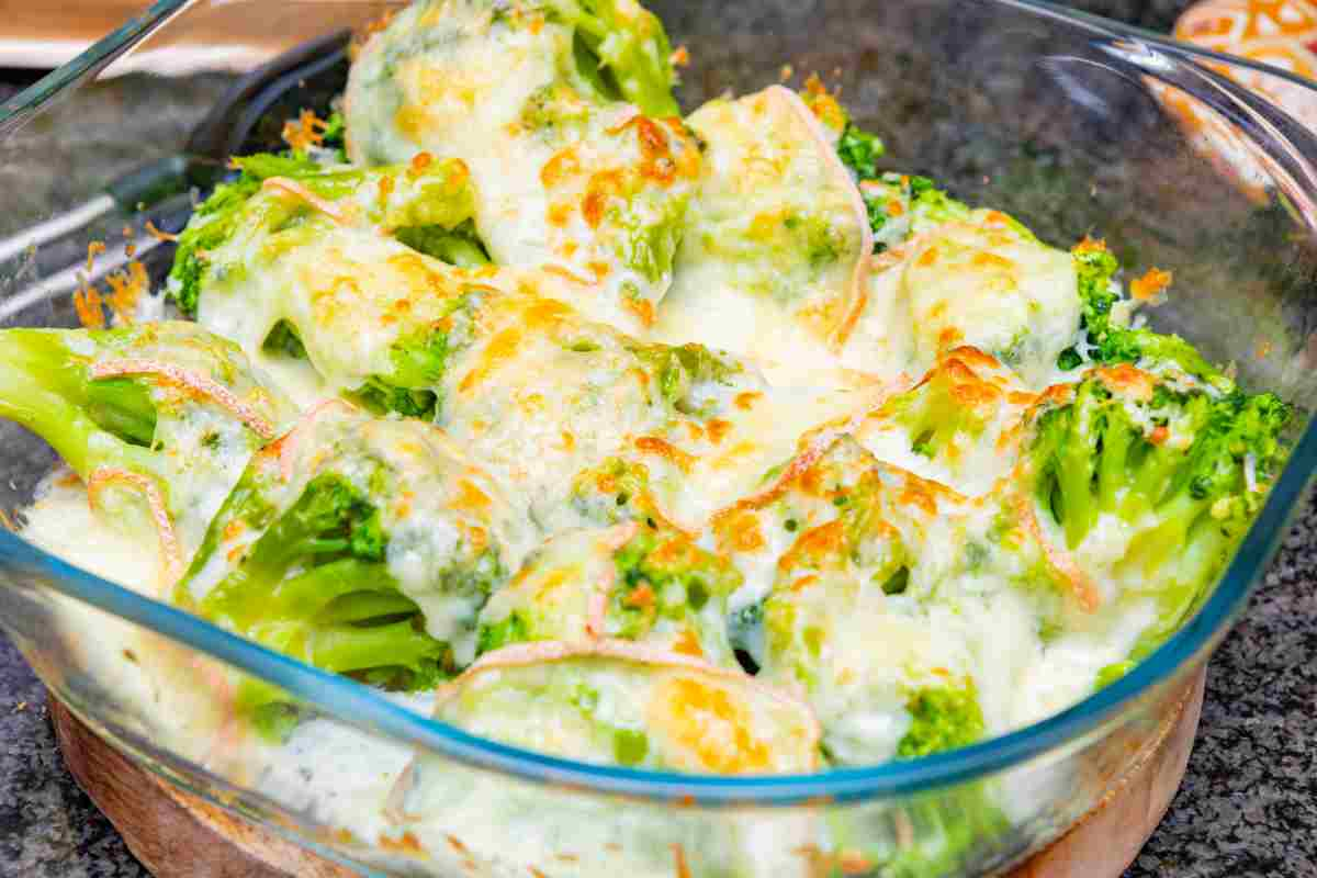 Broccoli gratinati al forno in una pirofila