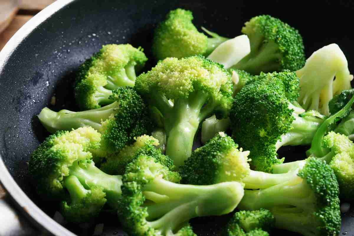 cime di broccoli in una padella