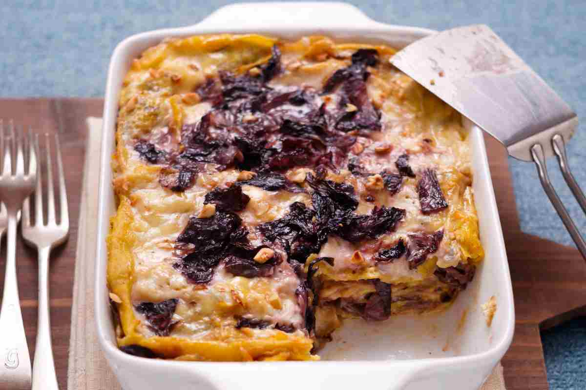 Lasagne al radicchio in una pirofila