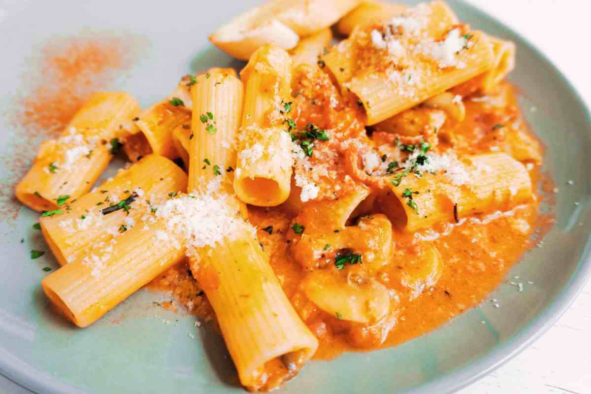 Pasta alla boscaiola, con la ricetta della nonna metti nel piatto i veri ingredienti per un primo autunnale delizioso