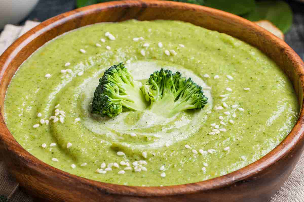 Vellutata di broccoli in un coccio