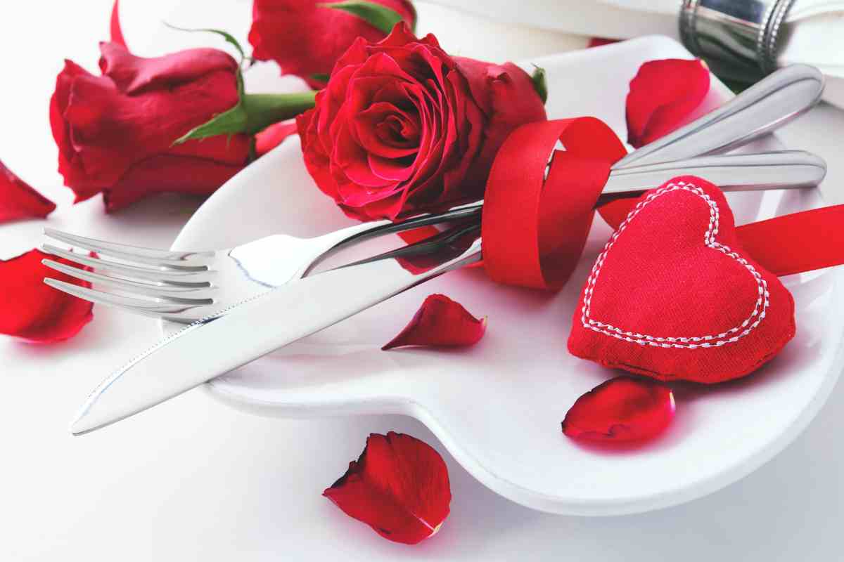 rosa rossa su piatto a cuore per il menu gourmet di san valentino