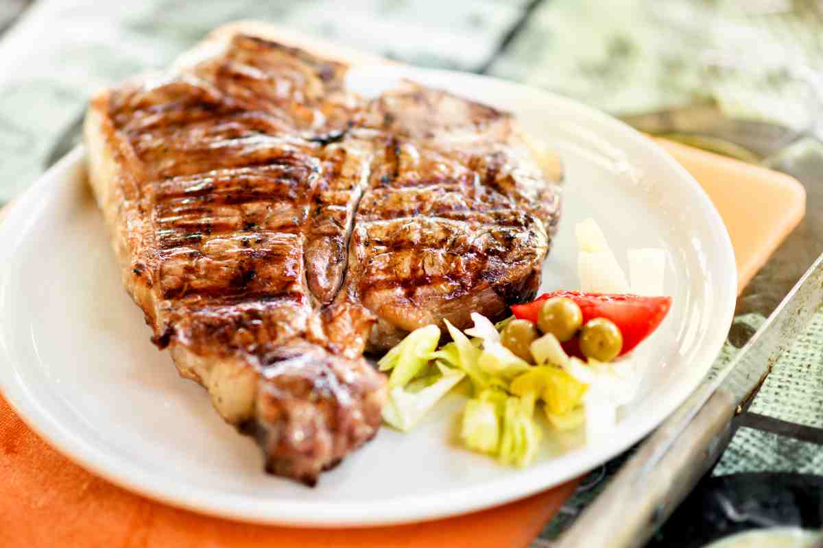 Bistecca alla fiorentina in un piatto