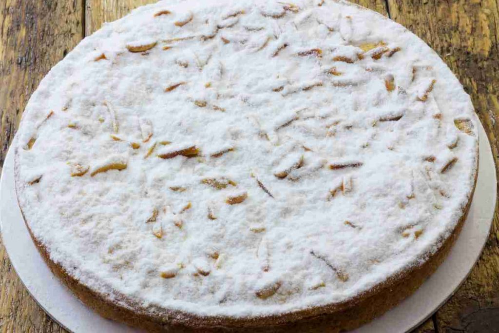 Torta della nonna crema e pinoli spolverata con zucchero a velo