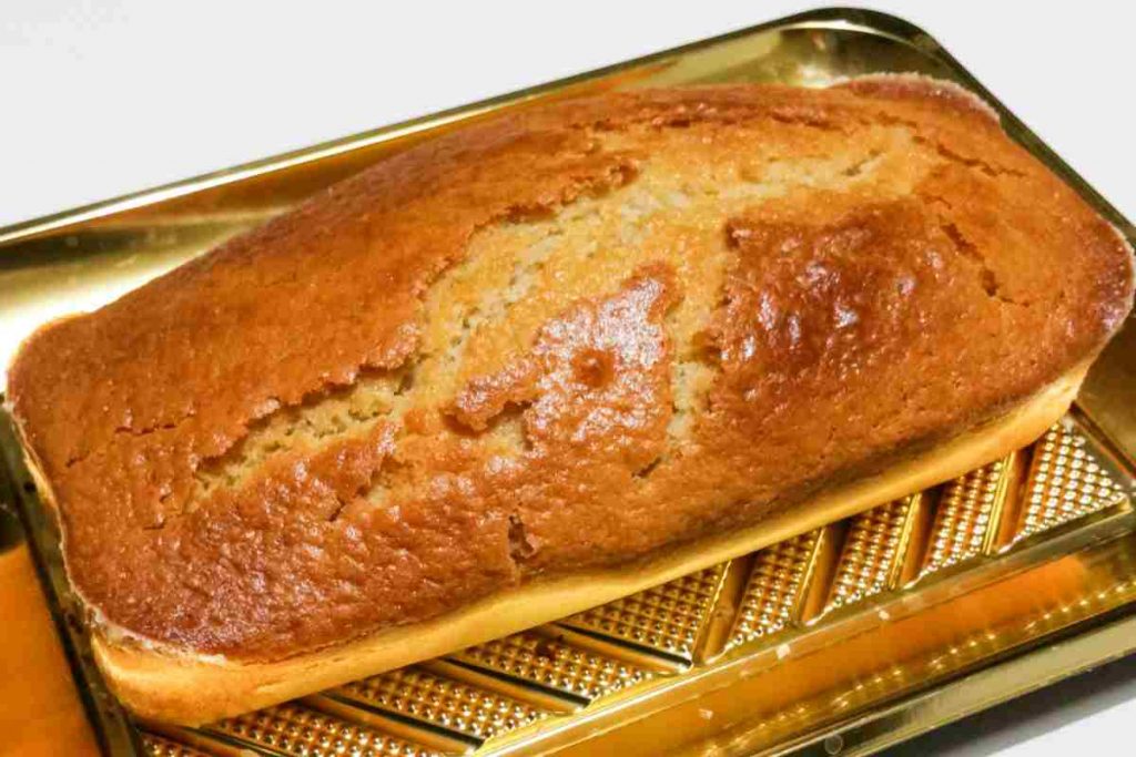 Plumcake allo yogurt senza zucchero su un vassoio