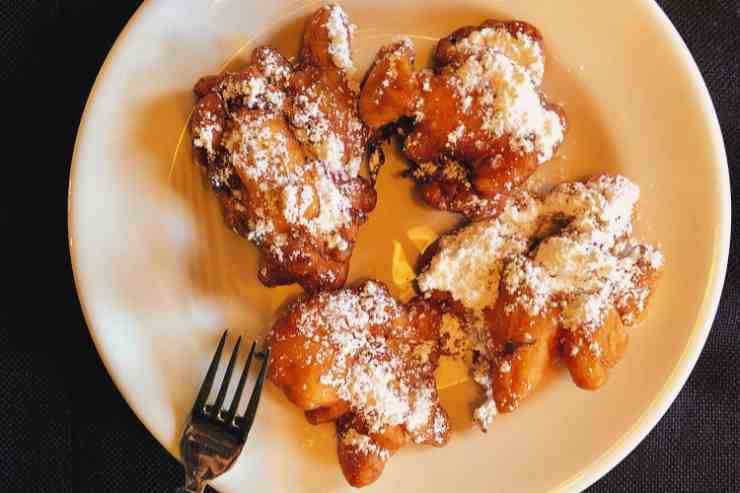 Frittelle di mele a pezzetti viste dall'alto