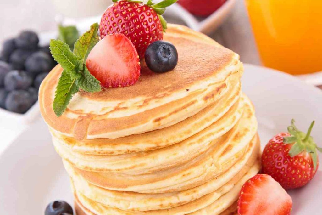 piatto grigio con torretta di pancake proteico Bimby e frutta fresca