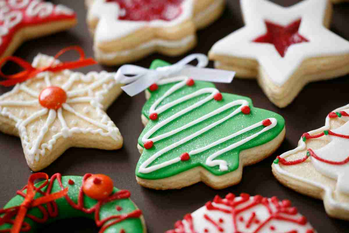 Biscotti di Natale di varie forme con glassa o pasta di zucchero