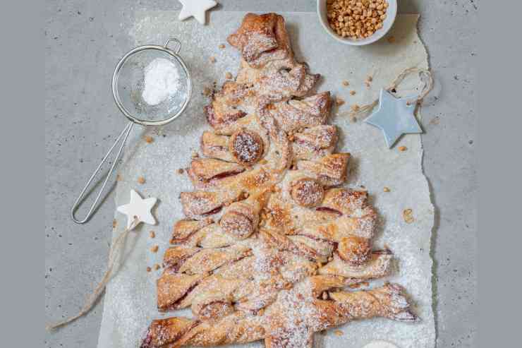 Albero di Natale con pasta sfoglia dolce ripieno di marmellata