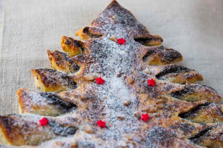 Albero di Natale di pasta sfoglia e marmellata e zucchero a velo