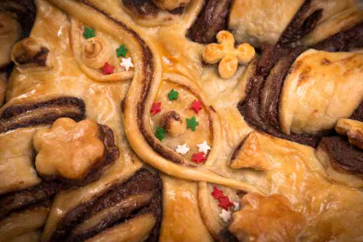 Albero di natale di pasta sfoglia dolce con cioccolata