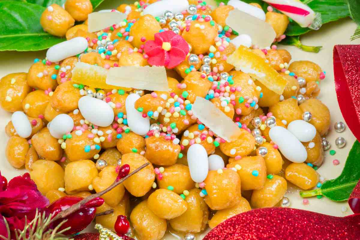 Struffoli napoletani in un vassoio