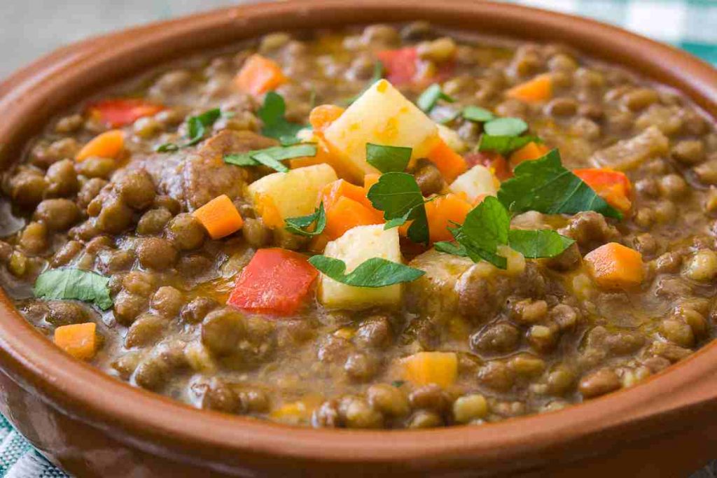 Zuppa di lenticchie in un piatto di coccio