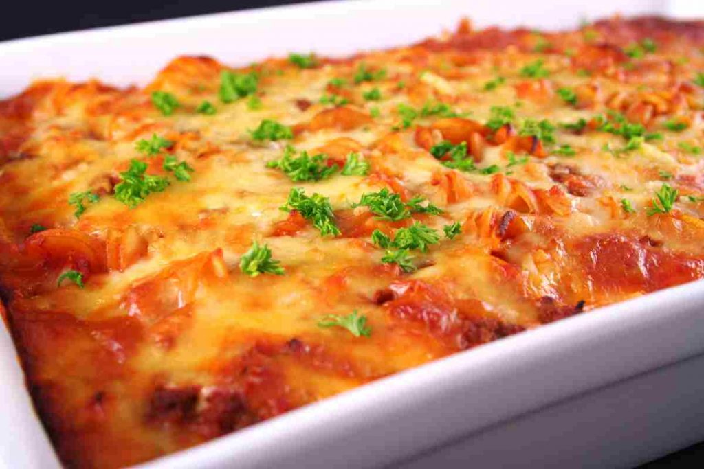 Pasta al forno semplice con sugo di pomodoro con basilico fresco