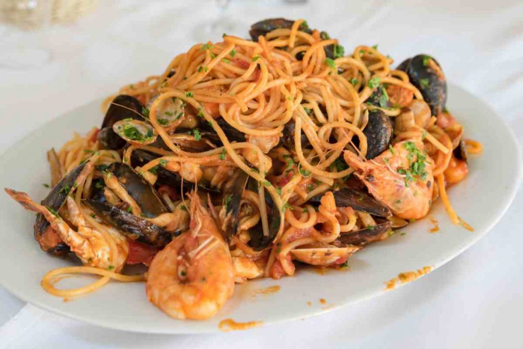 Spaghetti ai frutti di mare su un piatto bianco