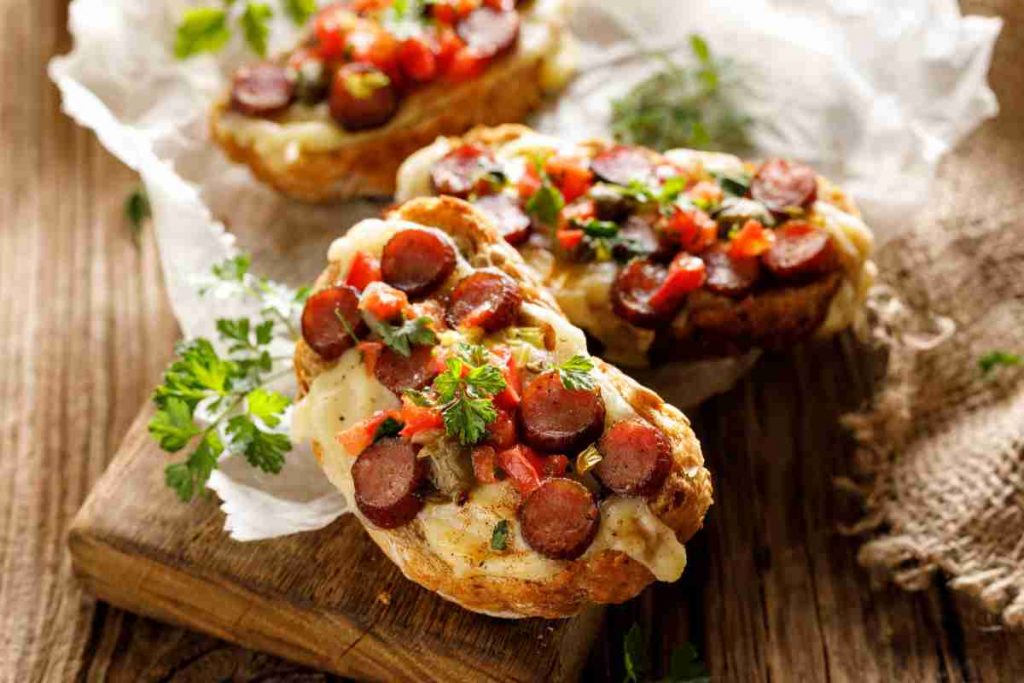 Crostini con salsiccia e stracchino 