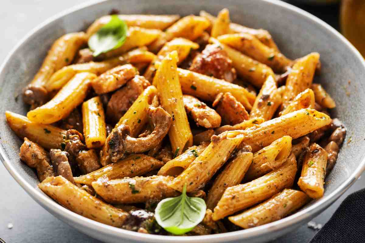 Penne ai funghi in un piatto