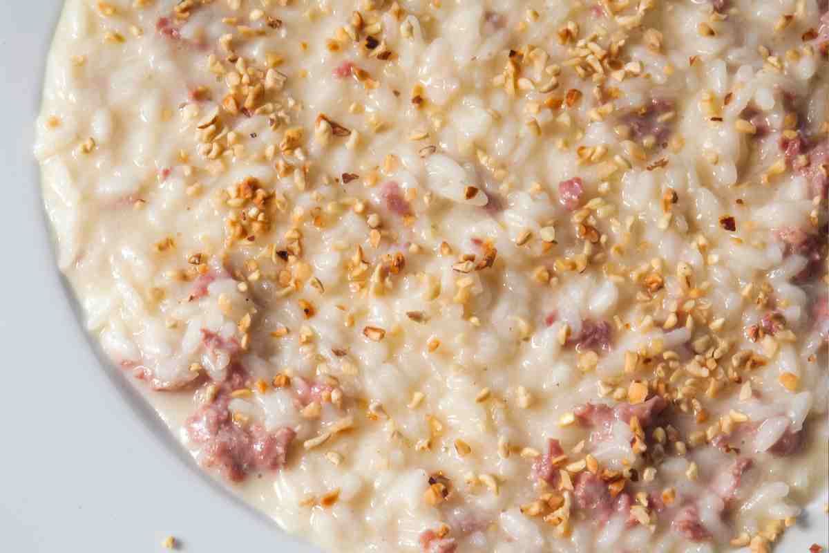 Risotto con salsiccia in un piatto visto dall'alto