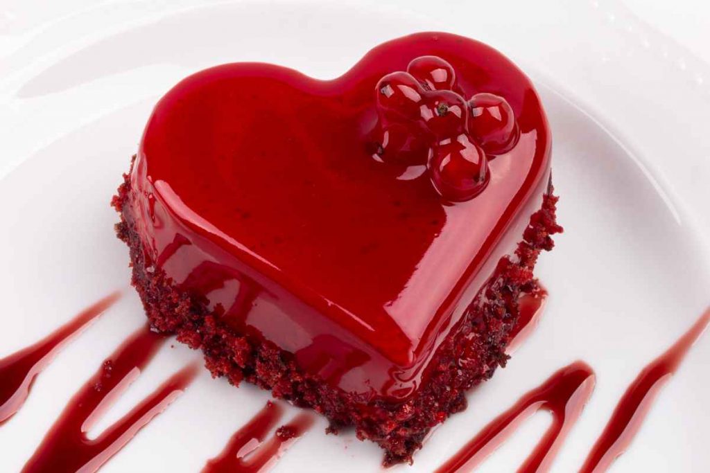 Torte di San Valentino, qui una a forma di cuore con glassa a specchio