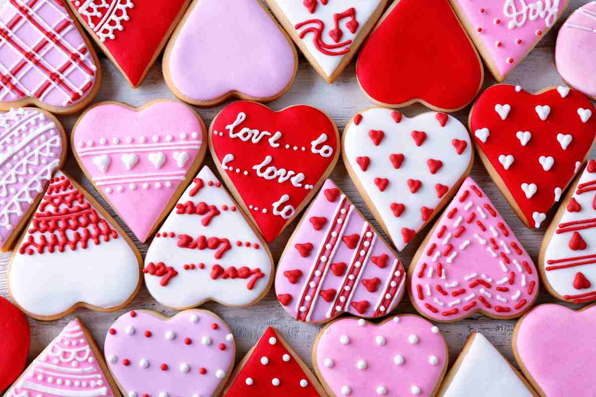 Biscotti di San Valentino a forma di cuore semplici e golosi, con queste 12 ricette facili e veloci li prepari per tutti i gusti