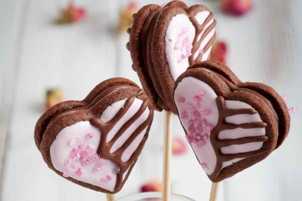 biscotti a forma di cuore per San Valentino accoppiati e farciti con crema al cioccolato