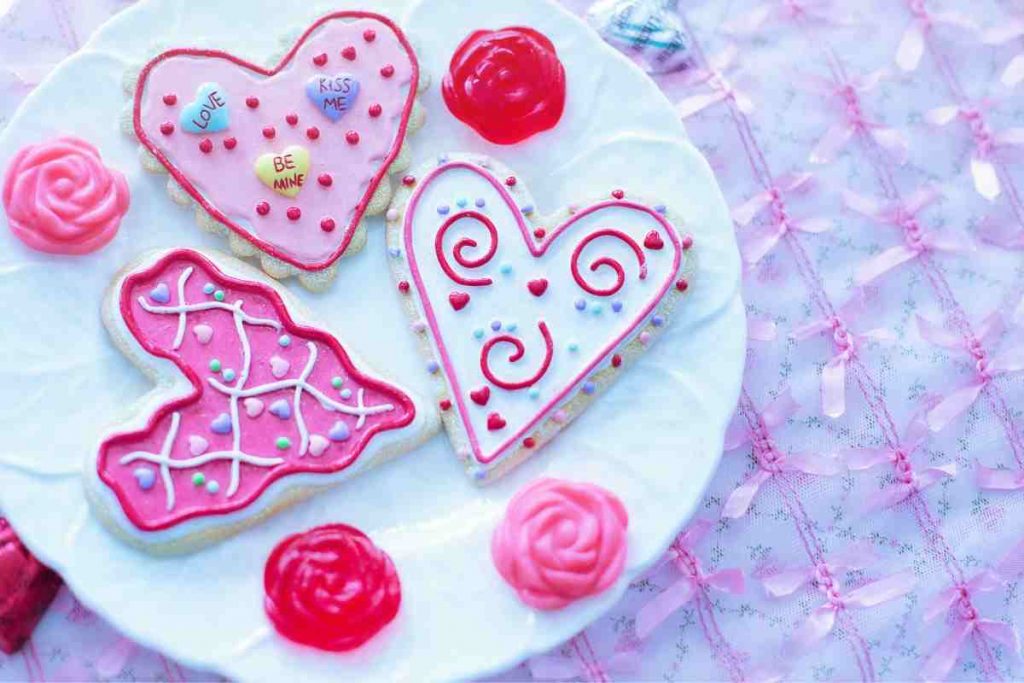 Biscotti cuore San Valentino in un vassoio con roselline di zucchero