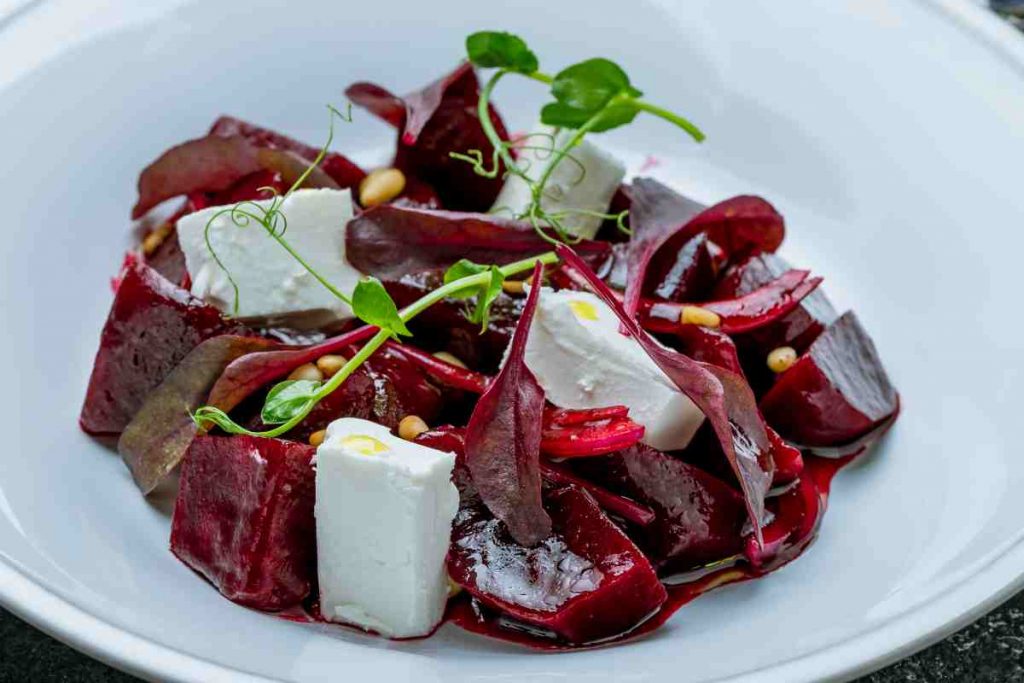 Carpaccio di barbabietola e formaggio su un piatto. Ecco come condire le barbabietole rosse cotte.