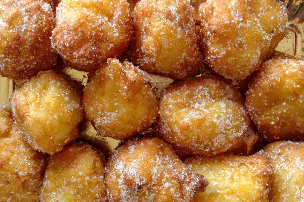 Castagnole dolci fritte ricoperte di zucchero