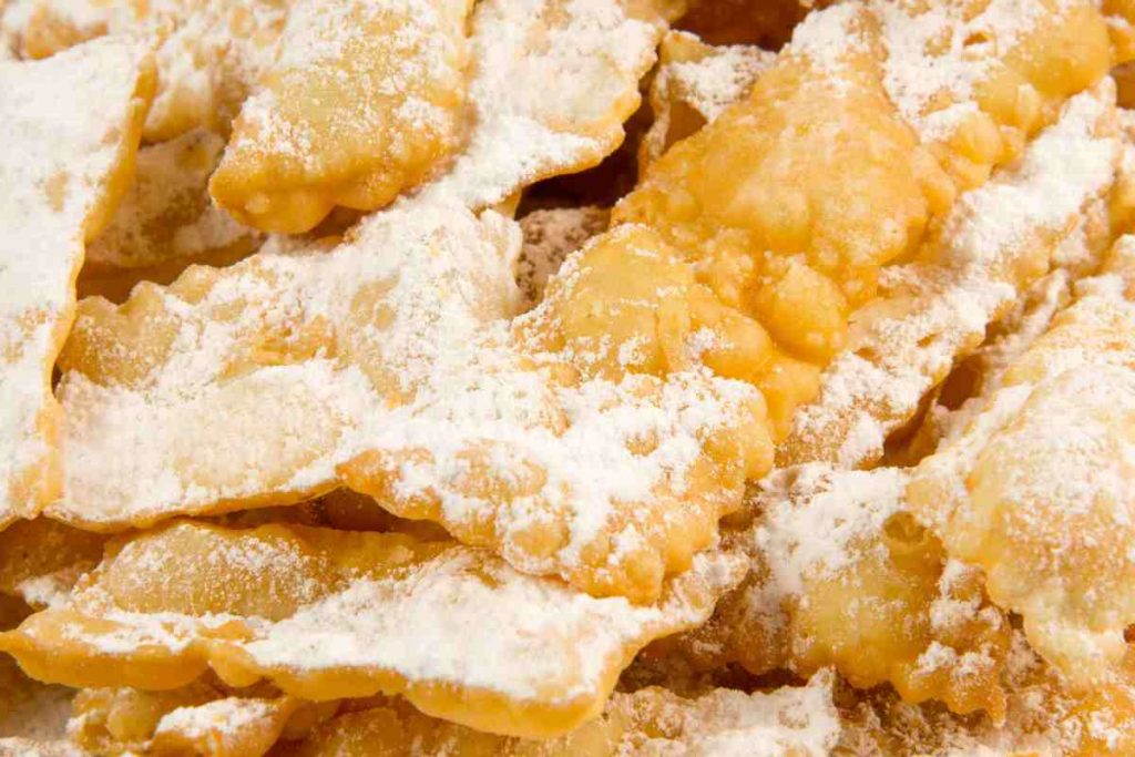 Chiacchiere napoletane spolverate di zucchero a velo