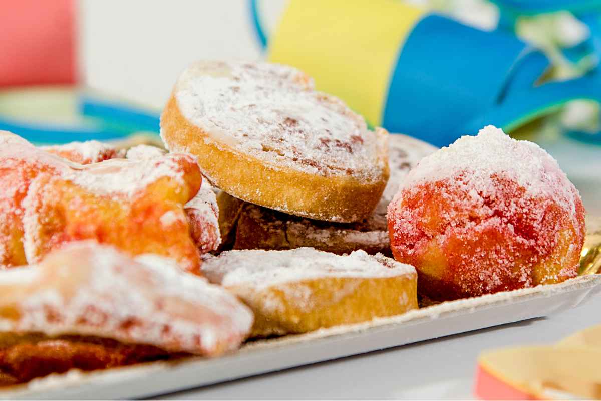 Dolci di Carnevale al forno su un vassoio