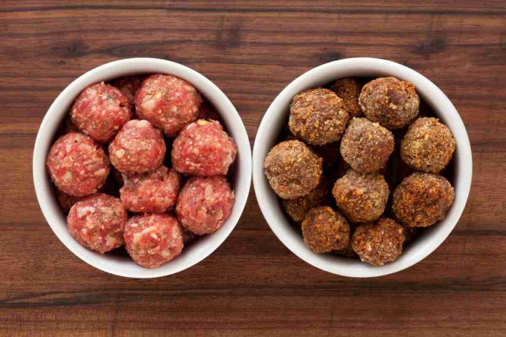 due ciotole di polpette crude e cotte da inserire nel Menu di Carnevale 