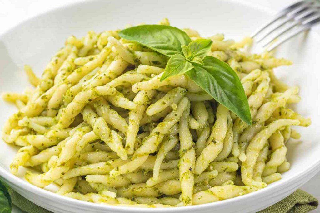 Trofie al pesto in un piatto