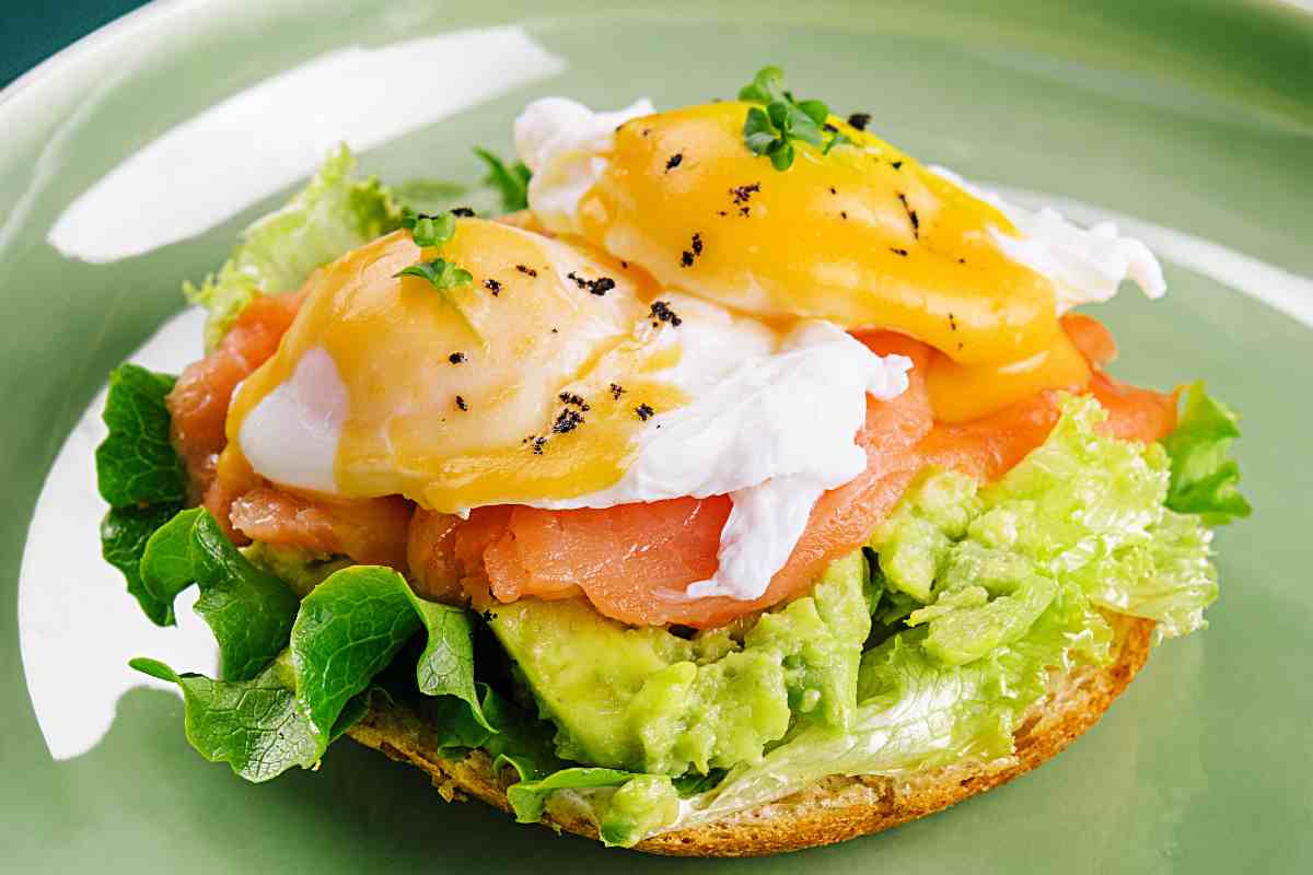 Avocado toast con uovo e salmone